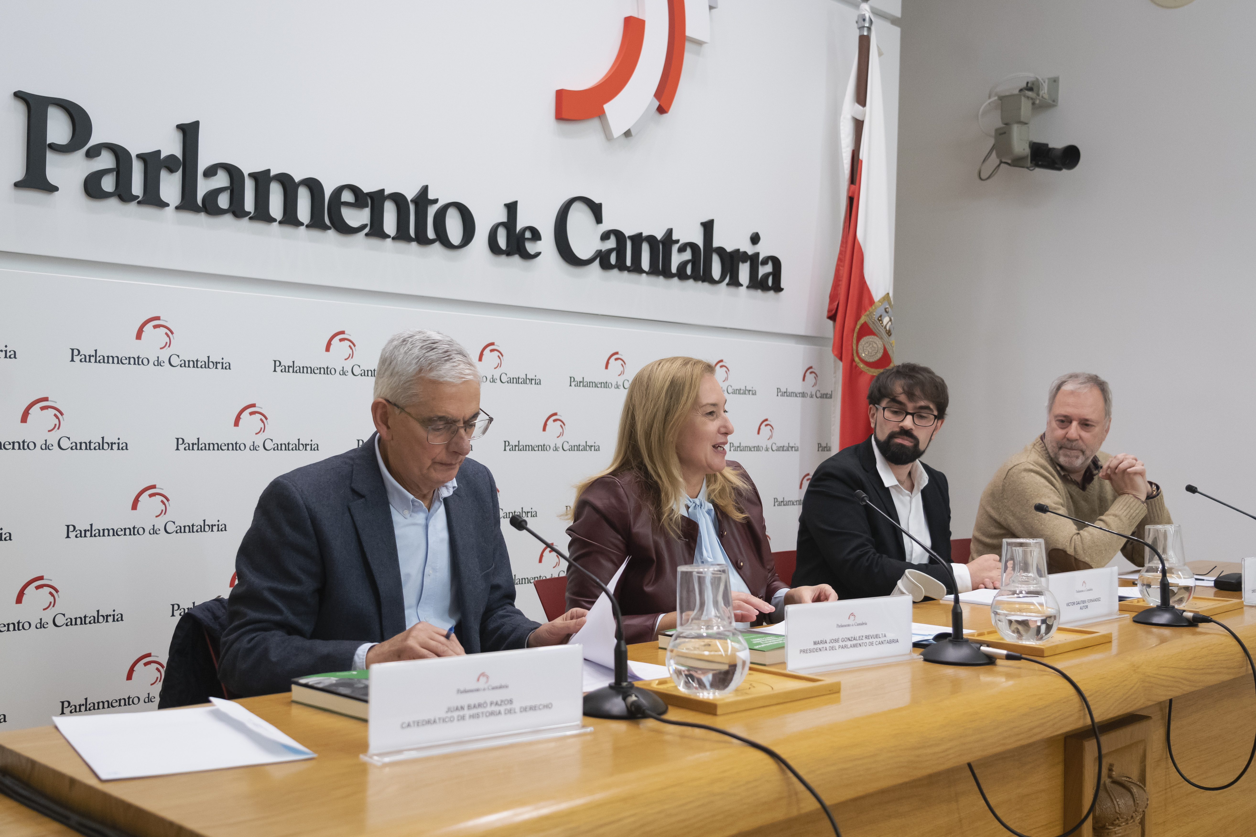 Juan Baró, catedrático de Historia del Derecho de la UC, María José González Revuelta, presidenta del Parlamento, Víctor Gautier Fernández, autor, Andrés Hoyo Aparicio, director de la colección Sociales de la EUC, Julio Álvarez Secretario General de la UC